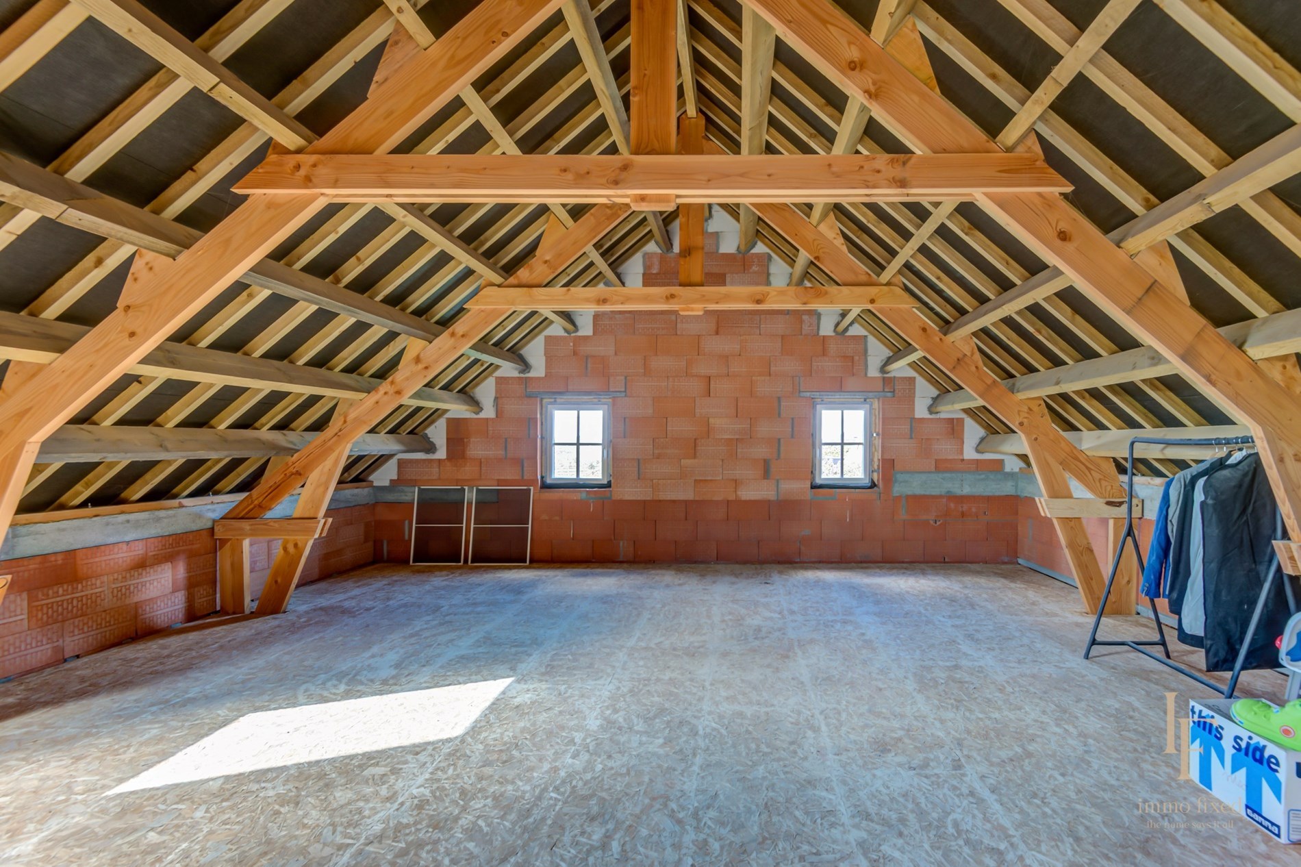 Een langgevelhoeve met bijgebouw! 