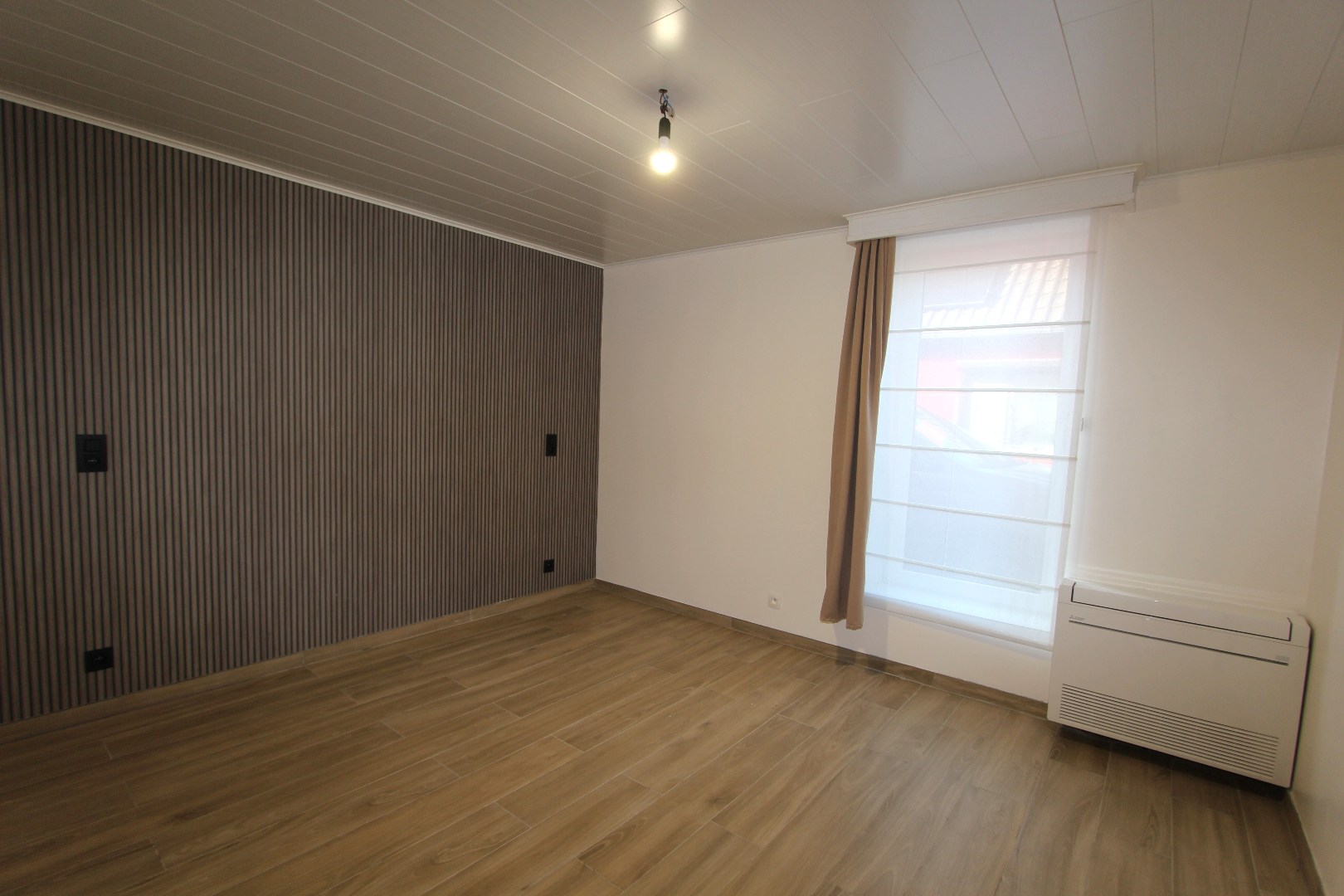 GELIJKVLOERS APPARTEMENT - VOLLEDIG VERNIEUWD 