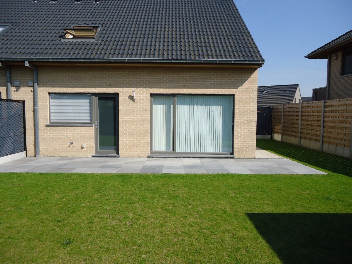 Ruime nieuwbouwwoning met zongerichte tuin en 3 slaapkamers 