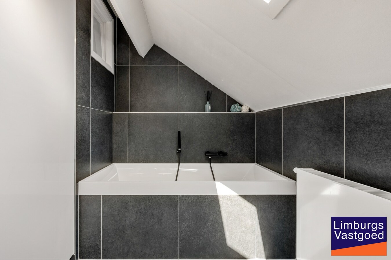 Moderne architectenwoning met mooie tuin en zwembad, 5 slaapkamers in Hasselt, OB op 8a12ca in doodlopende straat 