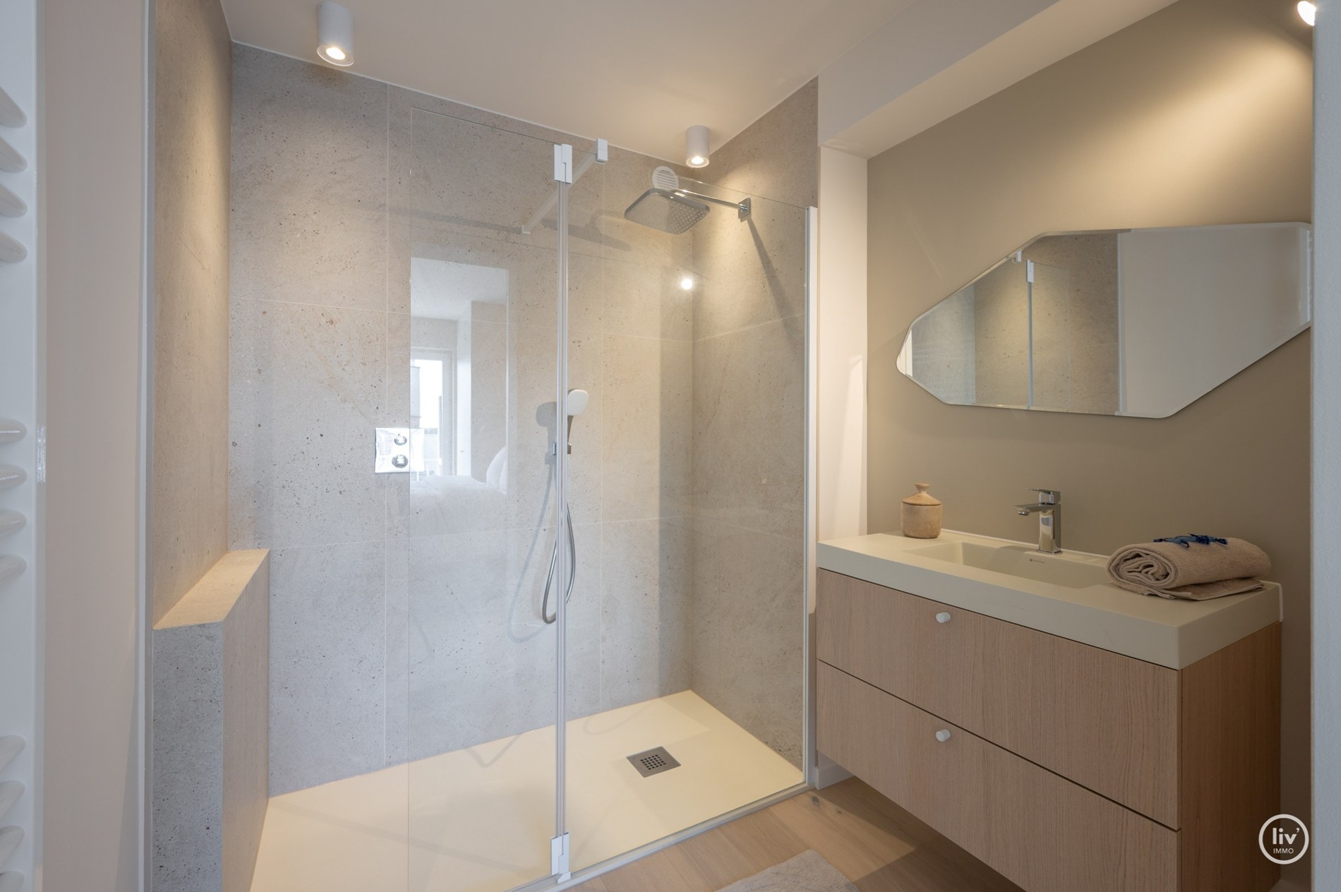 Appartement entièrement rénové et élégant au cœur de Knokke dans la Lippenslaan. 