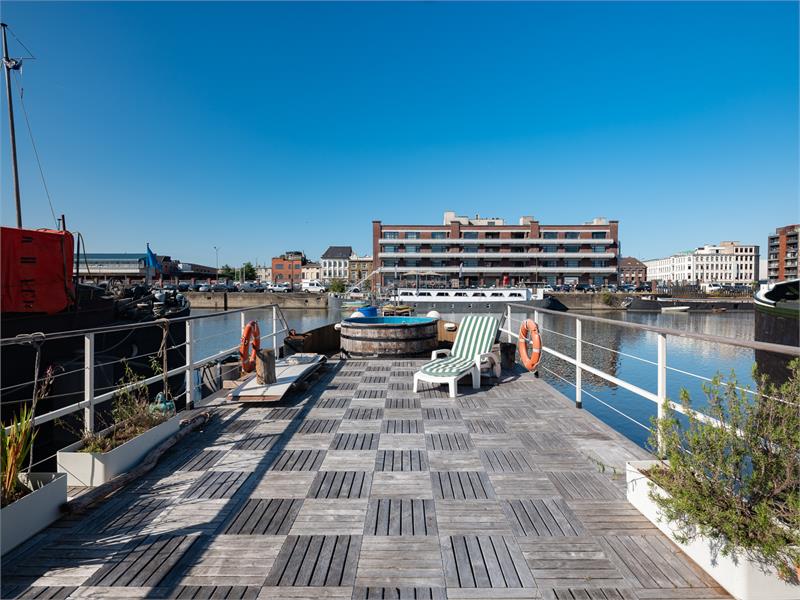 Woonschip met 5 slaapkamers en vaste ligplaats 