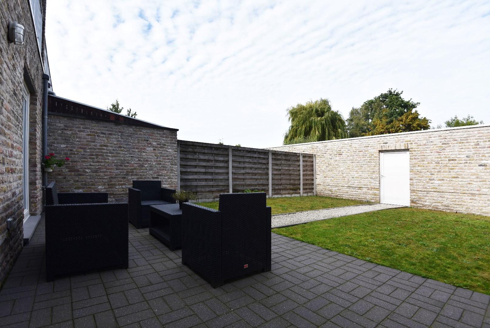 Gelijkvloers appartement met 2 slpks, terras, tuin en garage te Maldegem 