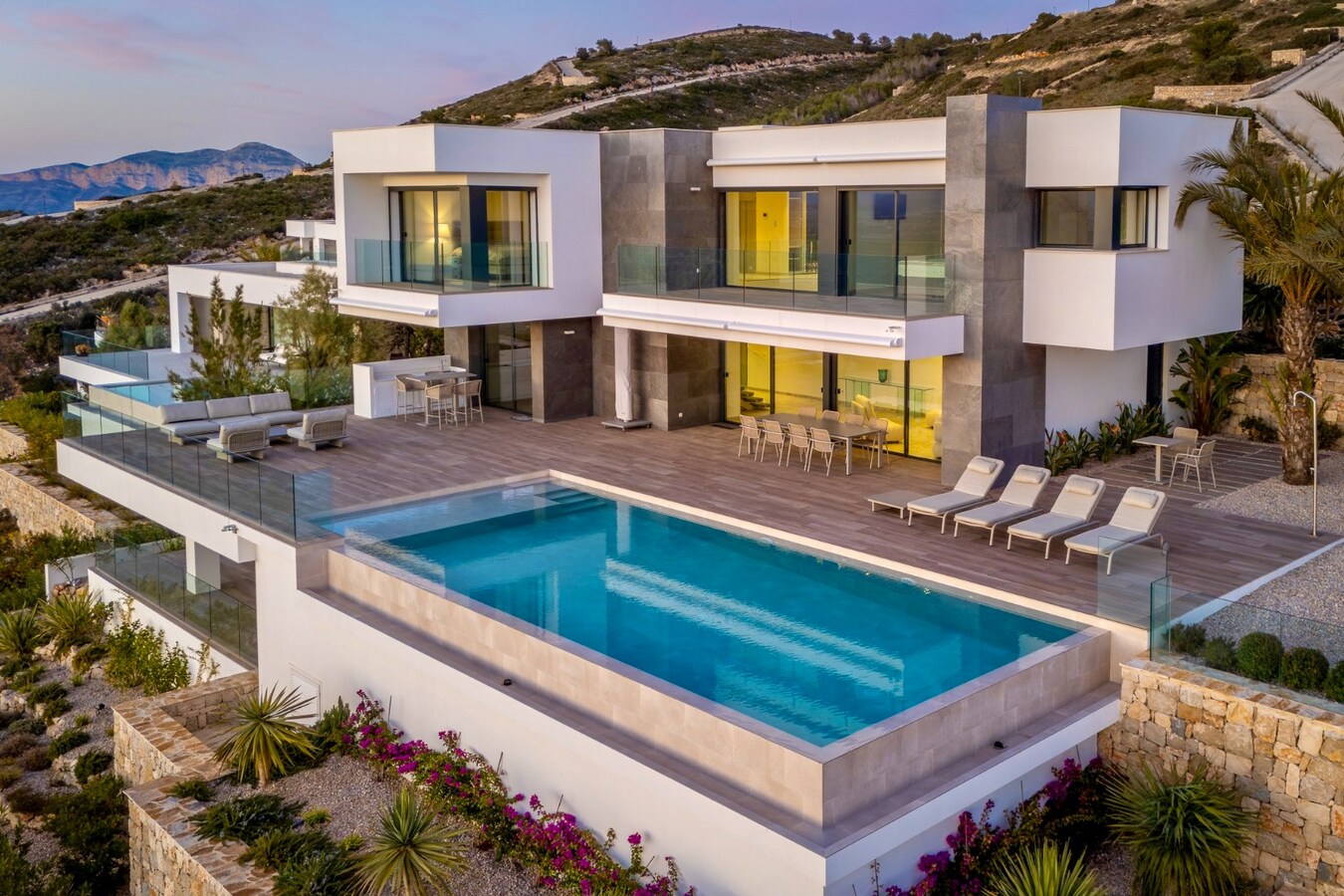 Een uitzonderlijke villa waar luxe, licht en panoramische waterzichten samenkomen. 