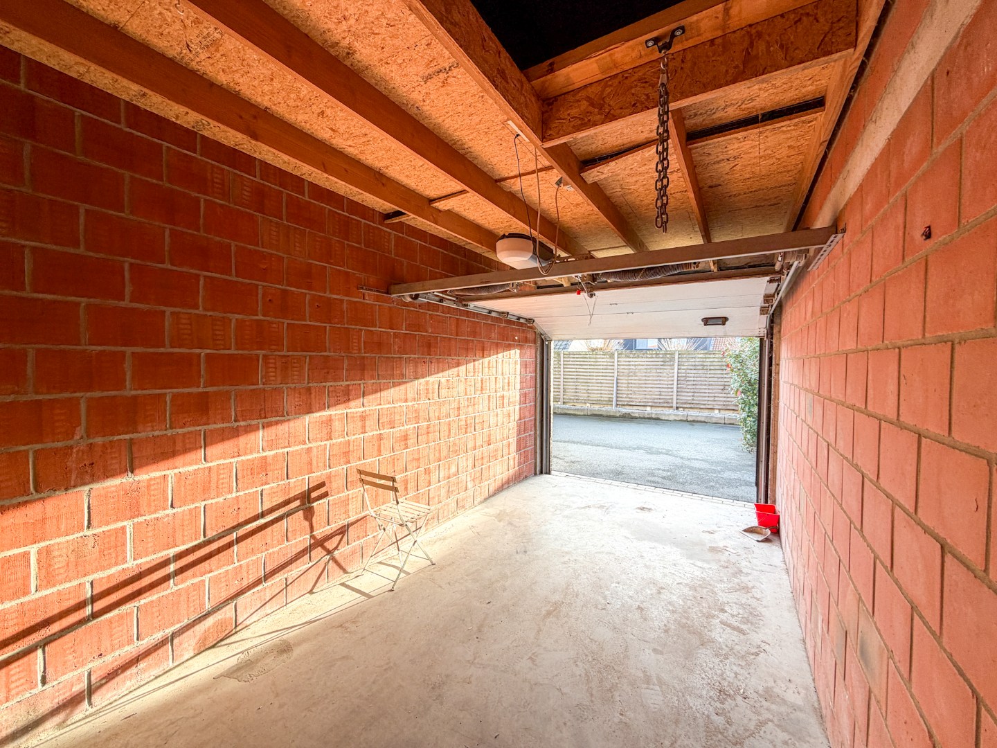 Lichtrijk gelijkvloers appartement met 2 slpk, garage en autostandplaats 