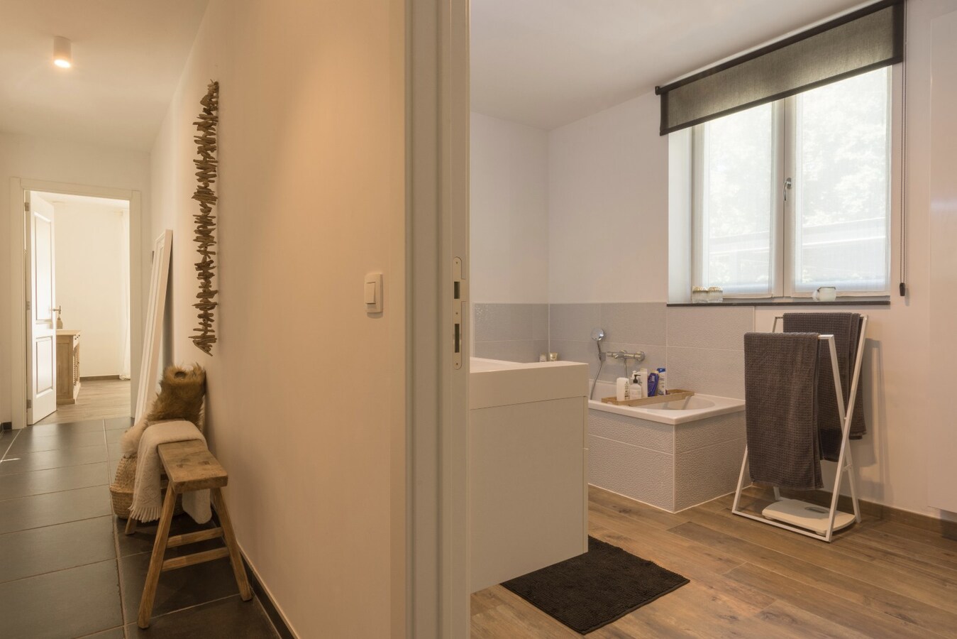 Gelijkvloers 3-slaapkamer villa-appartement met parktuin. 