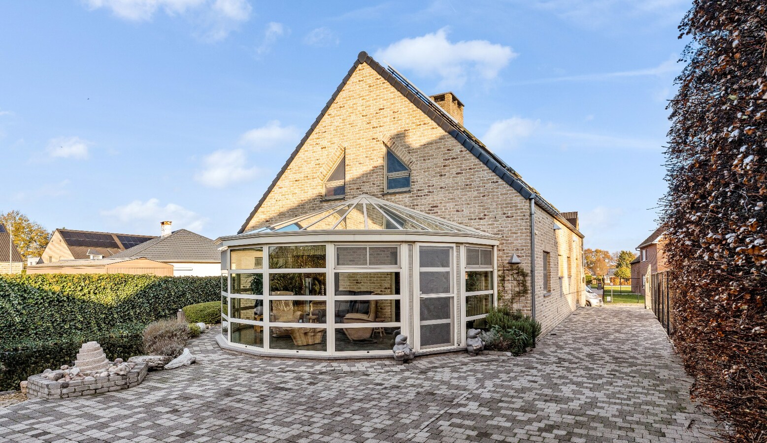 Duurzame, veelzijdige woning met karakter, energiezuinig comfort én prachtige tuin, op toplocatie. 