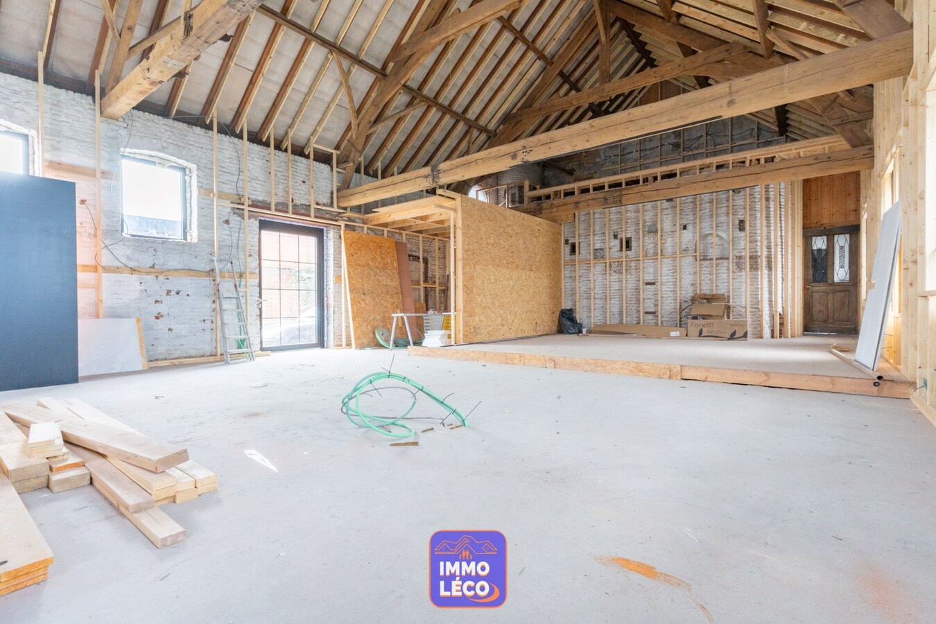 Ensemble immobilier avec restaurant, habitation, entrepôt et bureaux, IDEAL INVESTISSEURS !! 