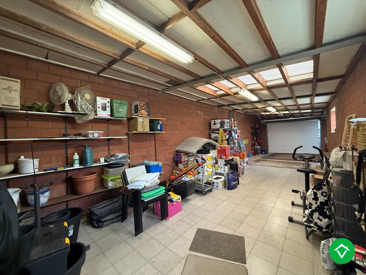 Alleenstaande woning met 5 slaapkamers, tuin en garage/loods te Roeselare 