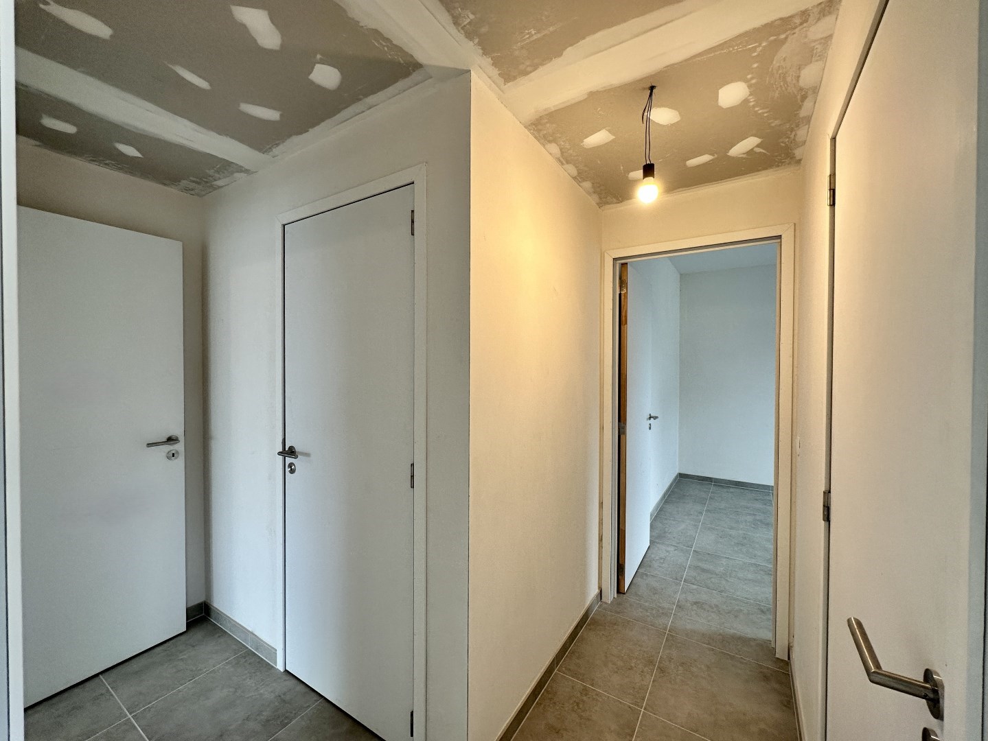 Prachtig lichtrijk en ruim (116 m²) nieuwbouw 2-slpk appartement met (zonne)terras(en), Kortemark 