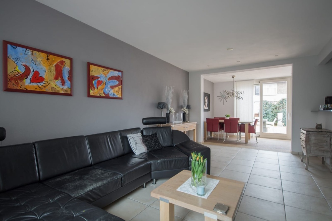 Sfeervolle en gunstig gesitueerde tweekapper met garage, berging en vrije achterom gelegen op 221 M². Deze woning ligt op loopafstand van het centrum van Hilvarenbeek. 