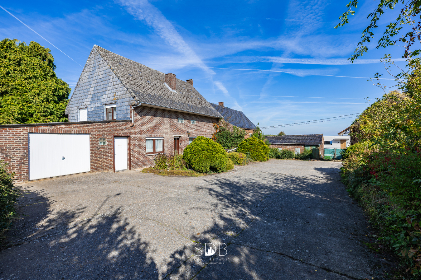 Landelijke hoeve met bijgebouwen en aanpalende graslanden op 14.677m² 