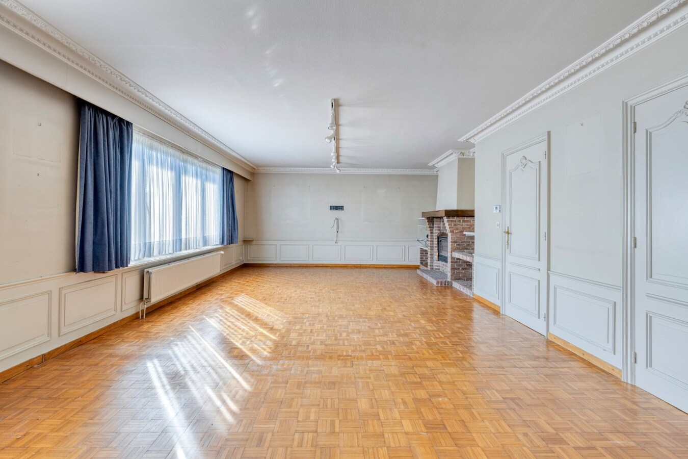 Grote gezinswoning met talrijke mogelijkheden en 4 garageboxen 