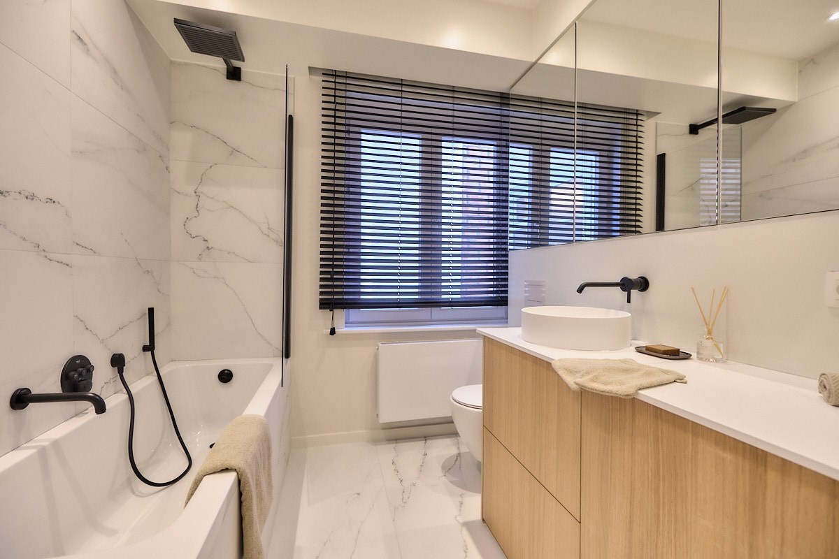 Appartement entièrement rénové avec 4 chambres, situé au centre de Knokke, près de l'avenue Dumortier, avec vue latérale sur la mer. 