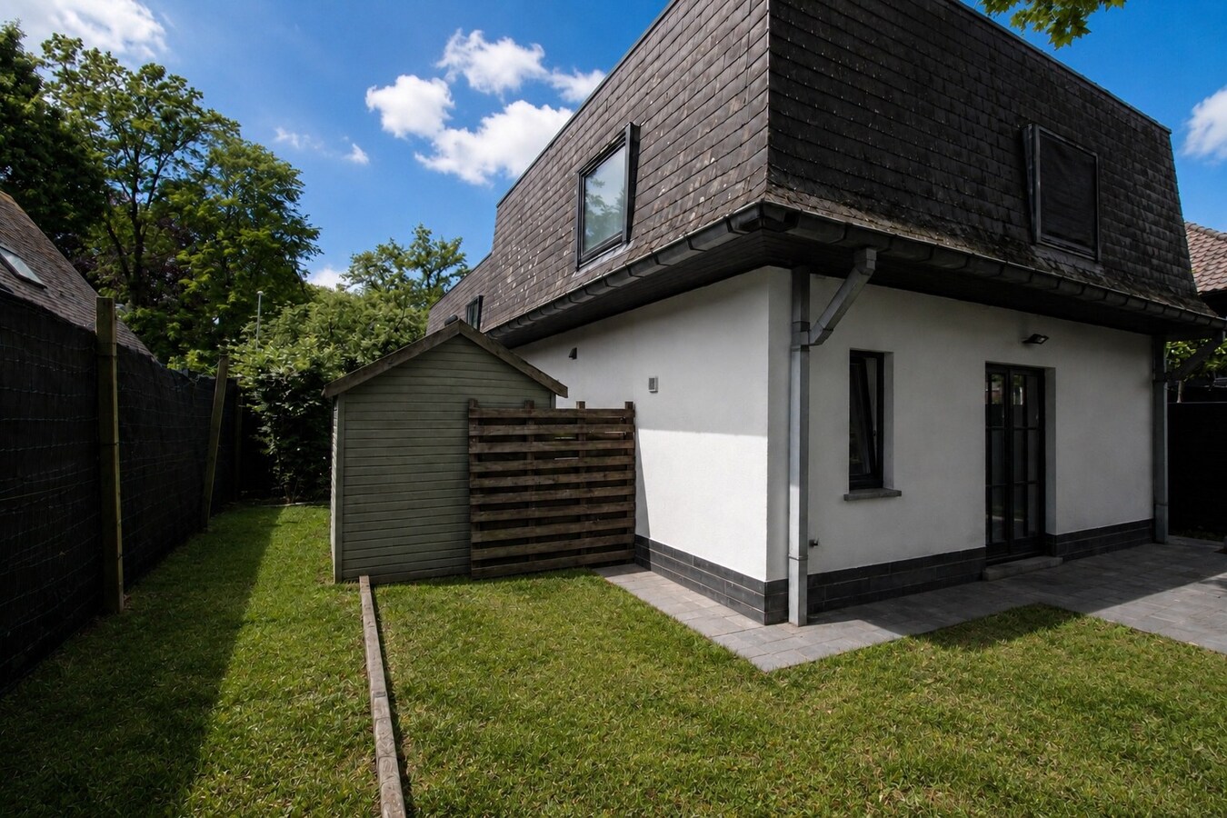 Uitzonderlijk opbrengsteigendom met 5 entiteiten, ruime zuidgerichte tuin en sterke investeringsopportuniteit in rustige groene woonomgeving te Sint-Niklaas! 