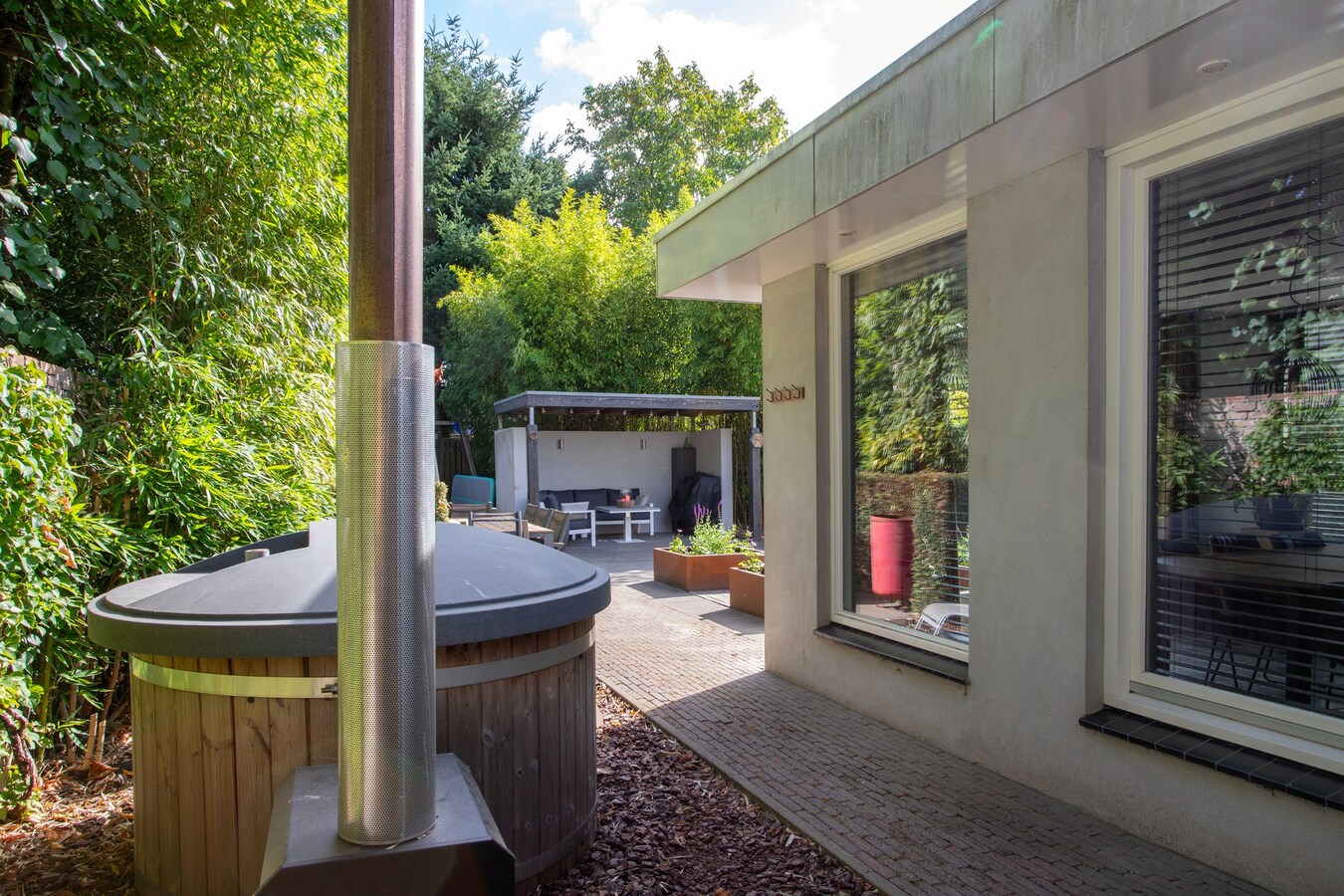 Vrijstaande woning met carport en garage gelegen op een perceel van 437 m2. 