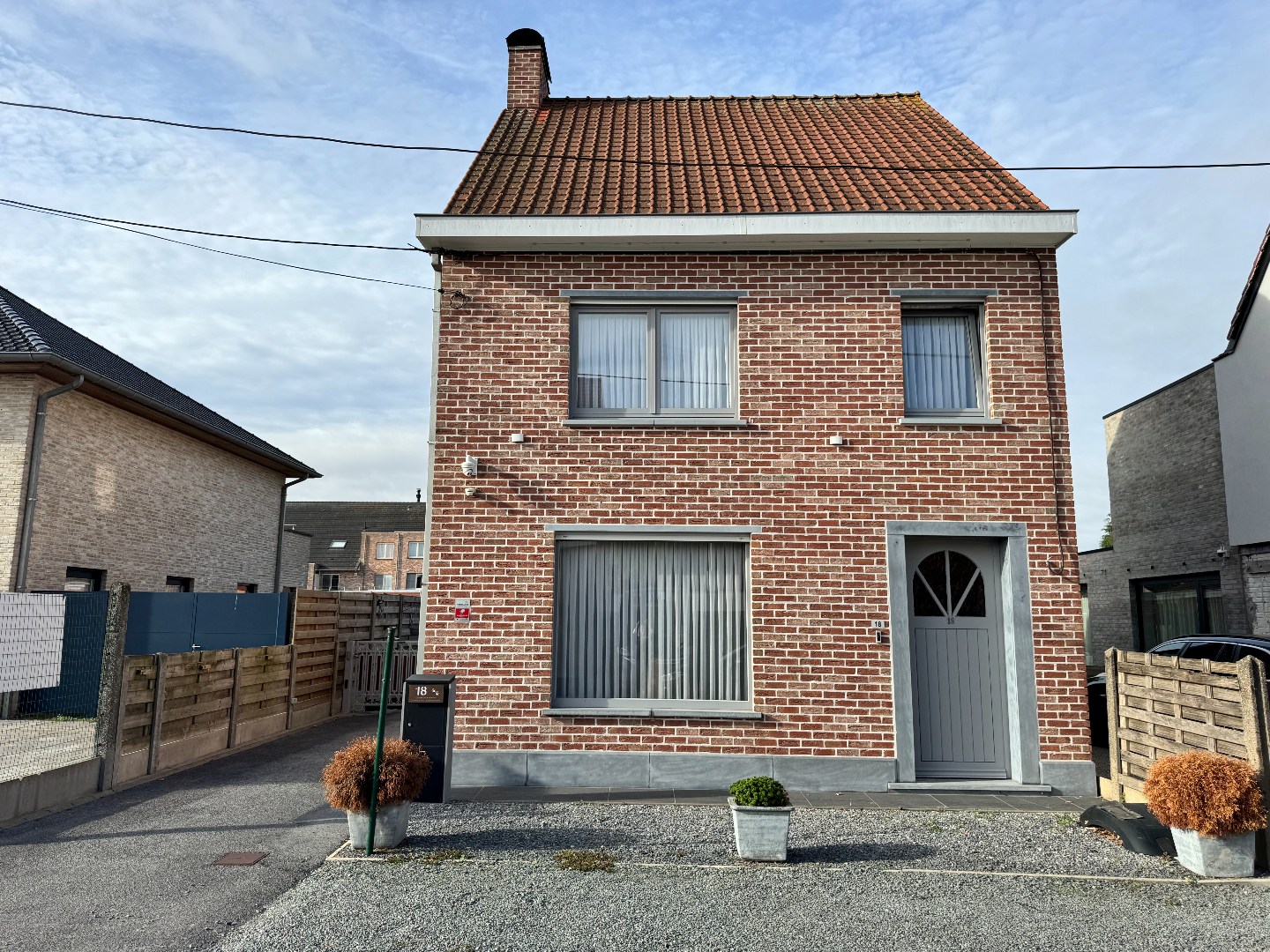 Ruime deels gerenoveerde woning met 3 slaapkamers, tuin en garage 