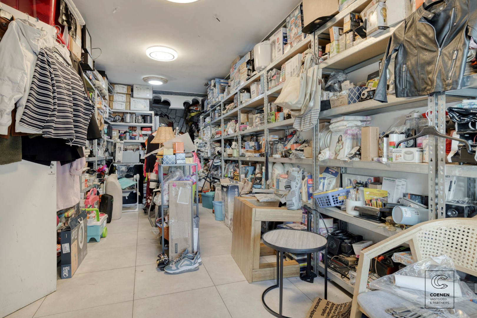 Ruime handelswoning, momenteel ingericht als handelsruimte en 2 appartementen op goede ligging te Antwerpen! 