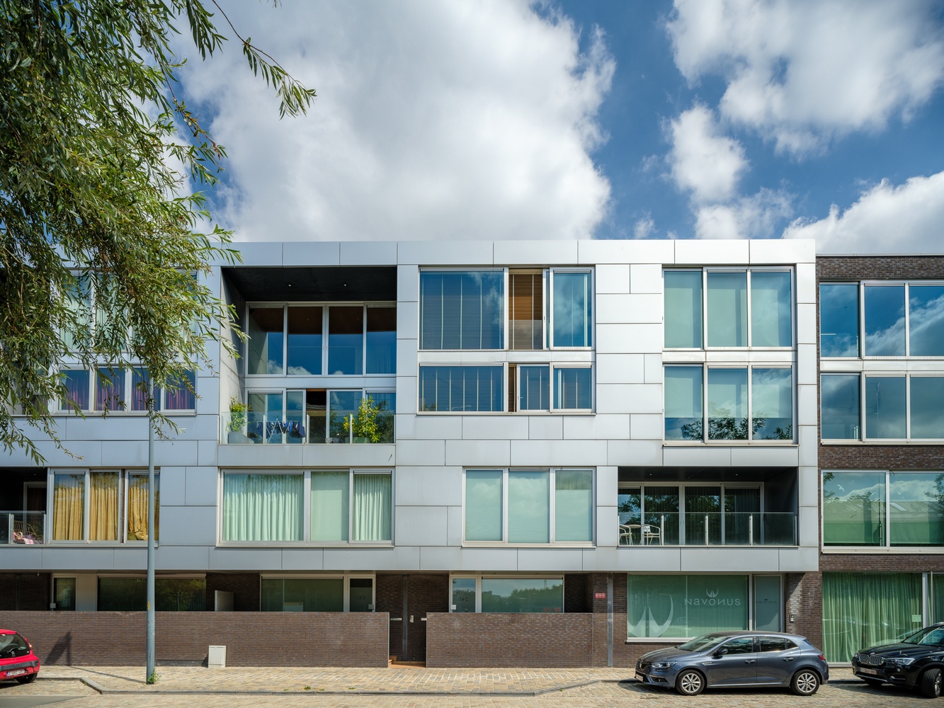 Exclusief wonen. Uitzonderlijk, luxueus en ruim (191m²) appartement met terras en fenomenaal zicht op water. 