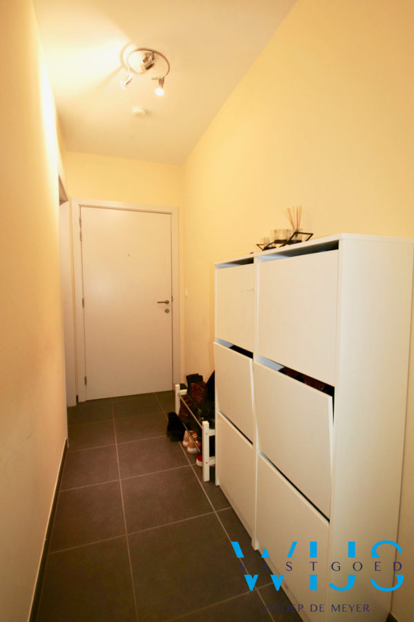 Gelijkvloers éénslaapkamer appartement met garage &amp; terras in het landelijke Oosteeklo ! 