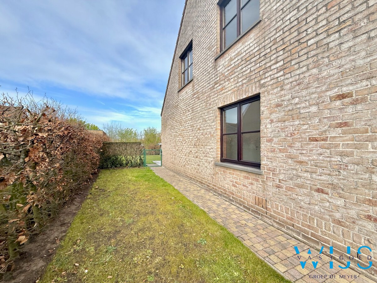 Instapklaar woonhuis in woonwijk te Eeklo! 