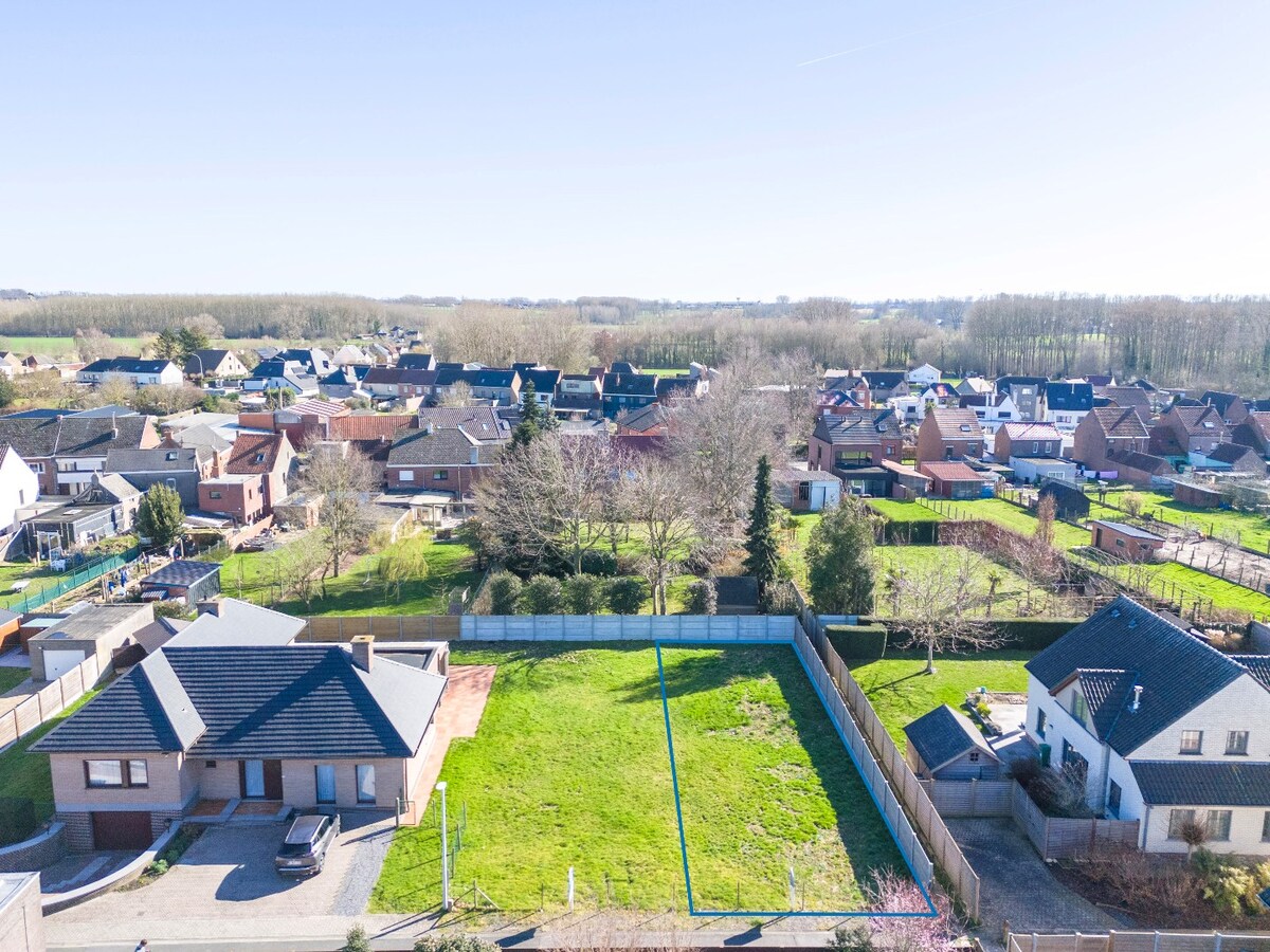 Rustig gelegen bouwgrond voor HOB met ZW oriëntatie te Hillegem 