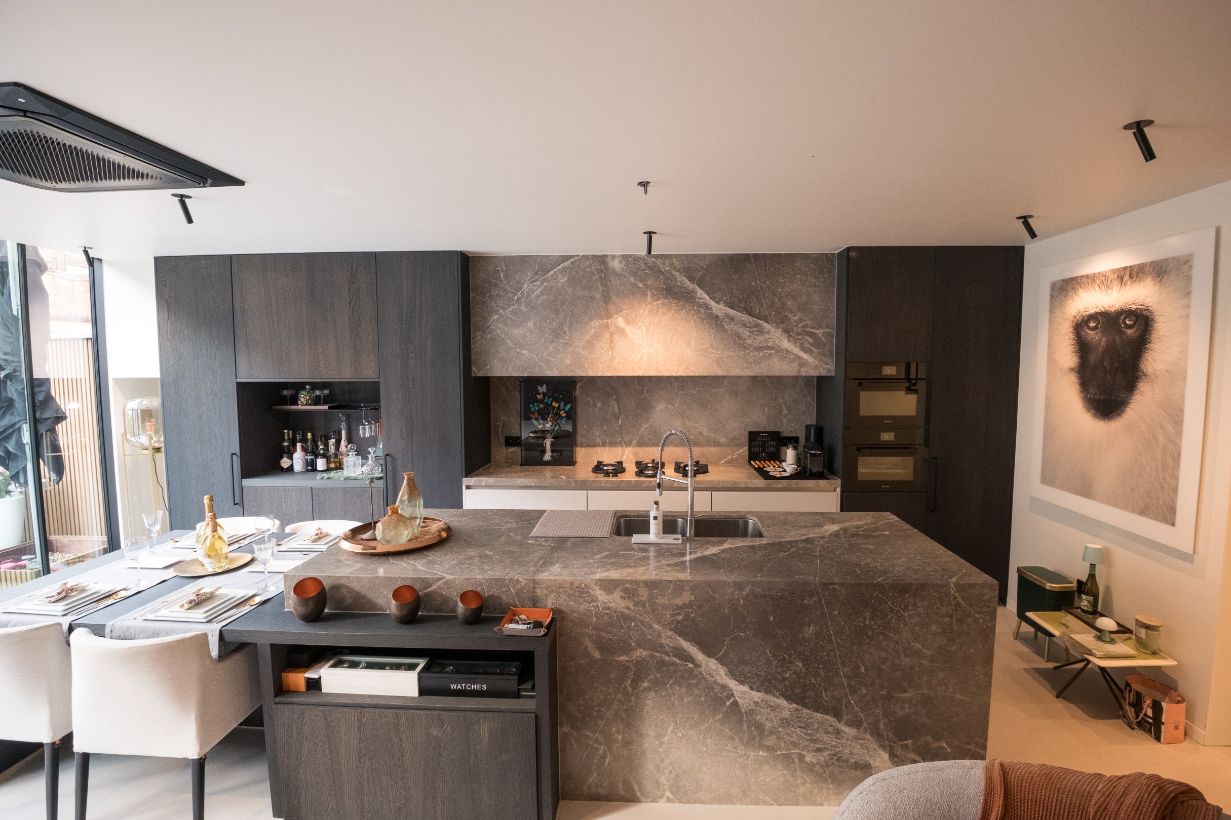 Dans un emplacement de choix, à quelques pas de la mer, se trouve cet appartement exclusif de plain-pied avec un jardin exceptionnellement spacieux et ensoleillé. Une combinaison rare de vie privée, d 