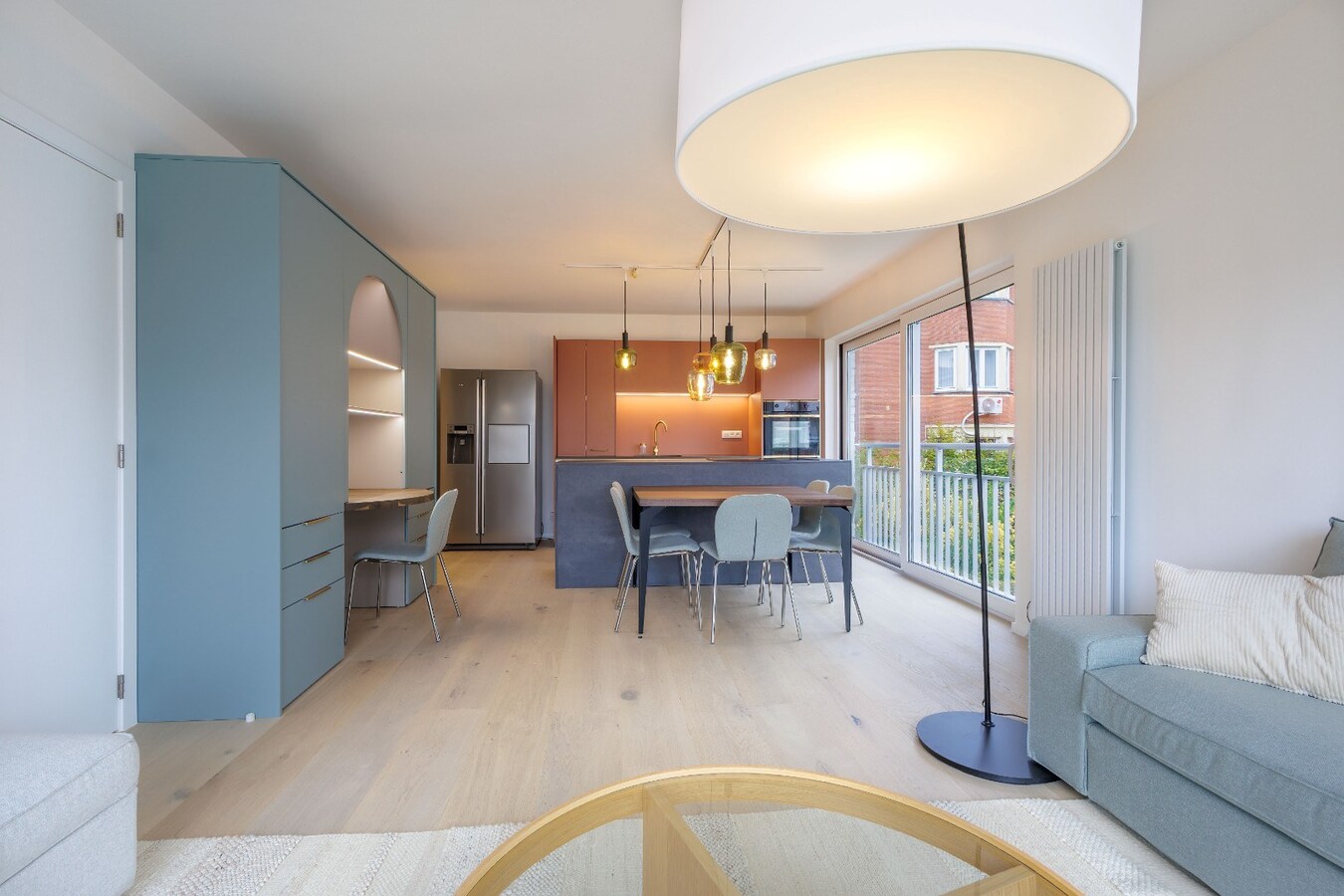 Volledig gerenoveerd hoekappartement met open zicht in exclusieve villaresidentie te Duinbergen 