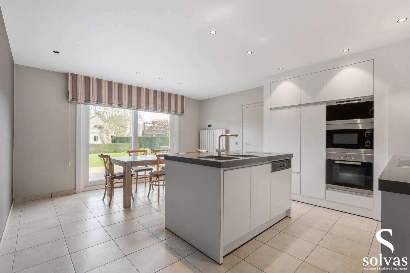 Prachtige open bebouwing met 4 slaapkamers in Poesele, bouwjaar 2000, op 1070m² perceeloppervlakte, 270m² bewoonbare oppervlakte 