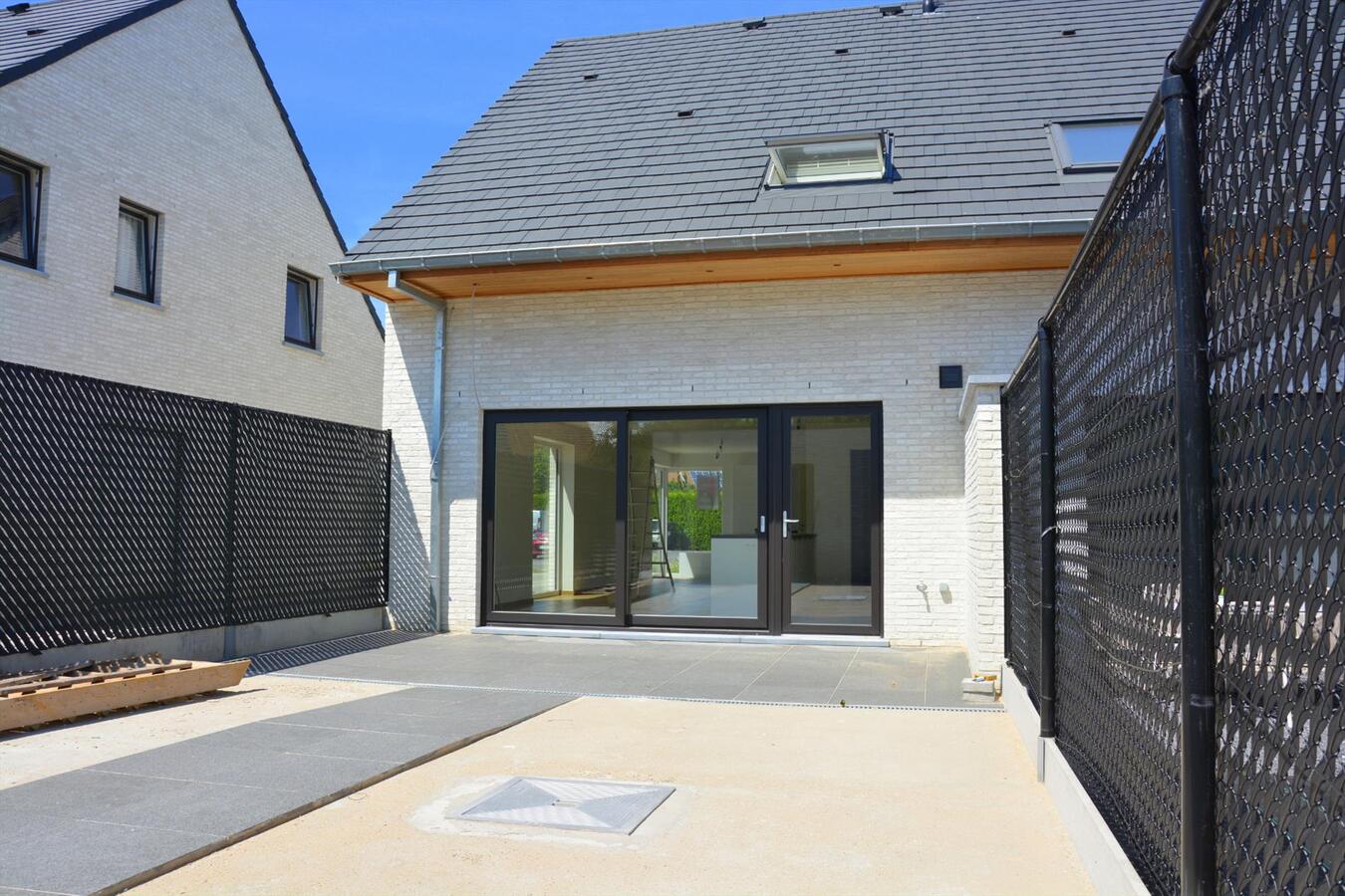 Half-open nieuwbouwwoning met zonnige tuin 