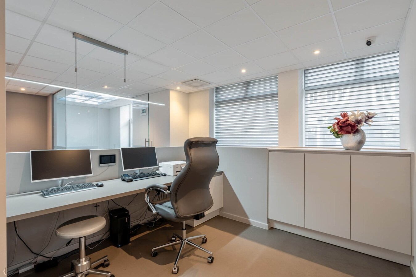 Ruim, zeer energiezuinig kantoor in het centrum van Neeroeteren met diverse mogelijkheden! 