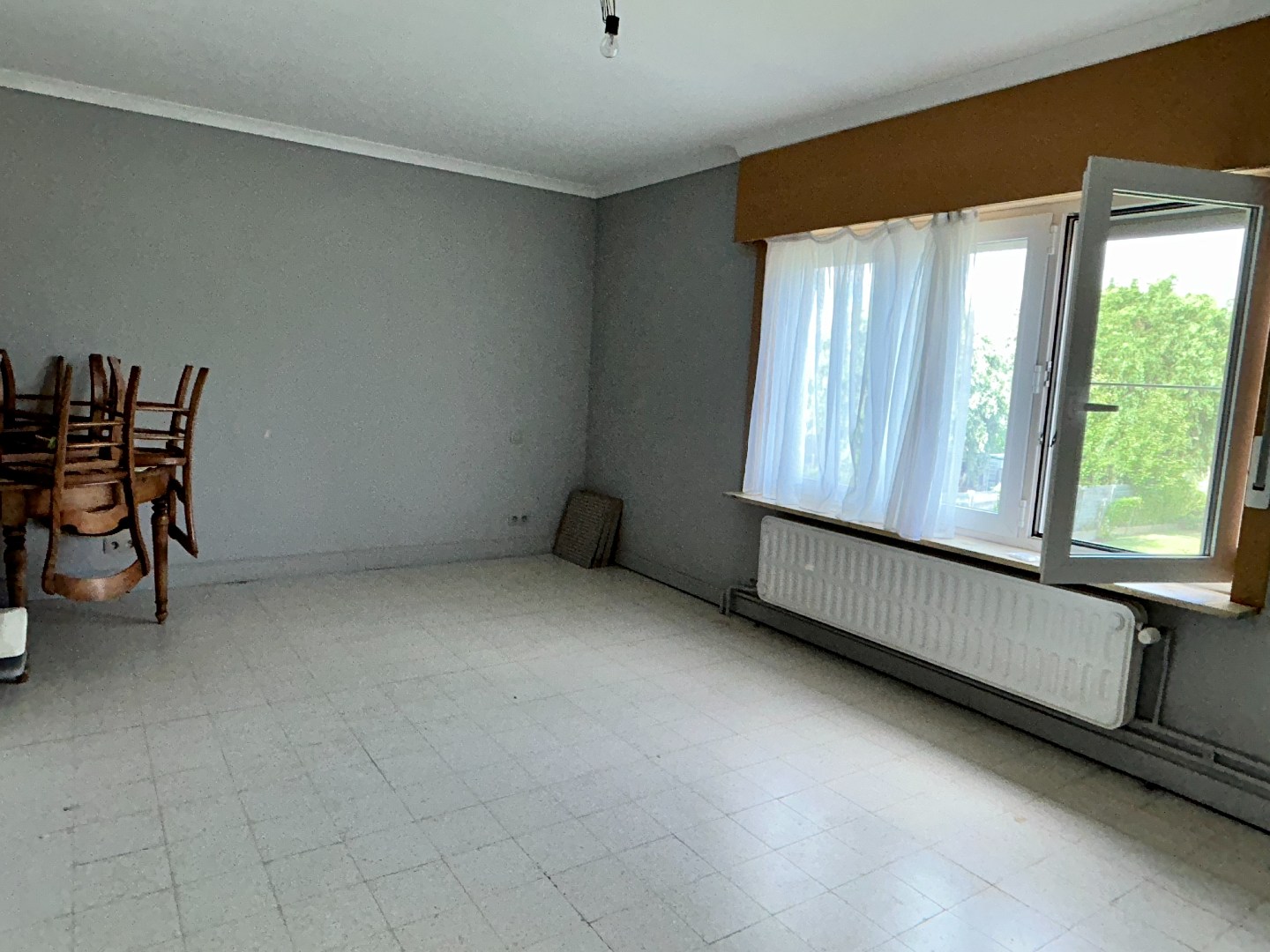 Degelijke woning met, garage, 3 slaapkamers en tuin op 271m² 