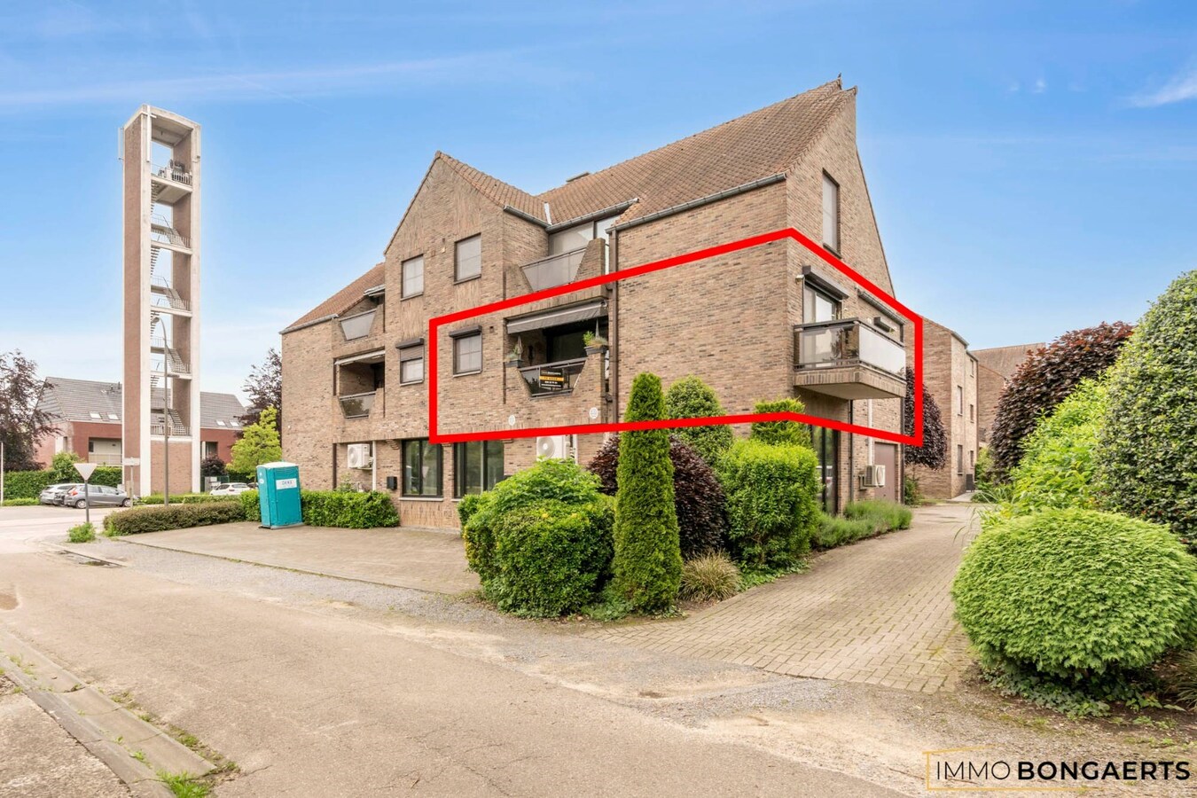 Ruim appartement met 3 slaapkamers en garage. 