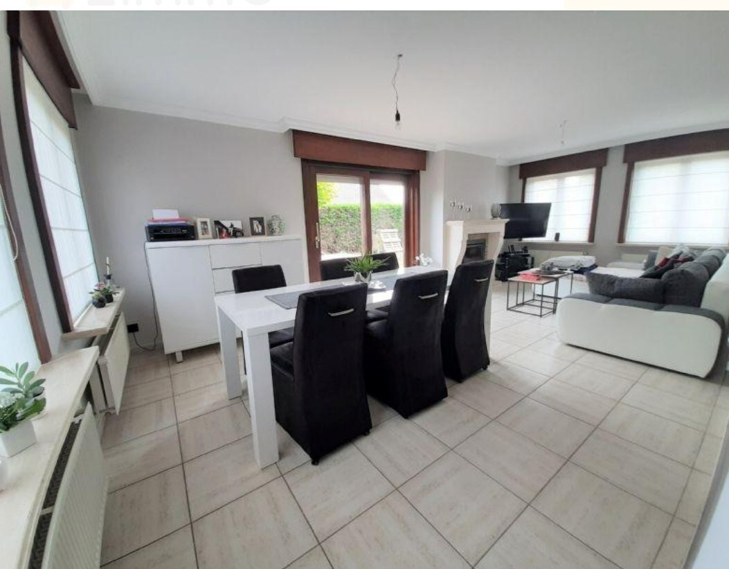 Ruime alleenstaande woning met 2 slpks en garage 