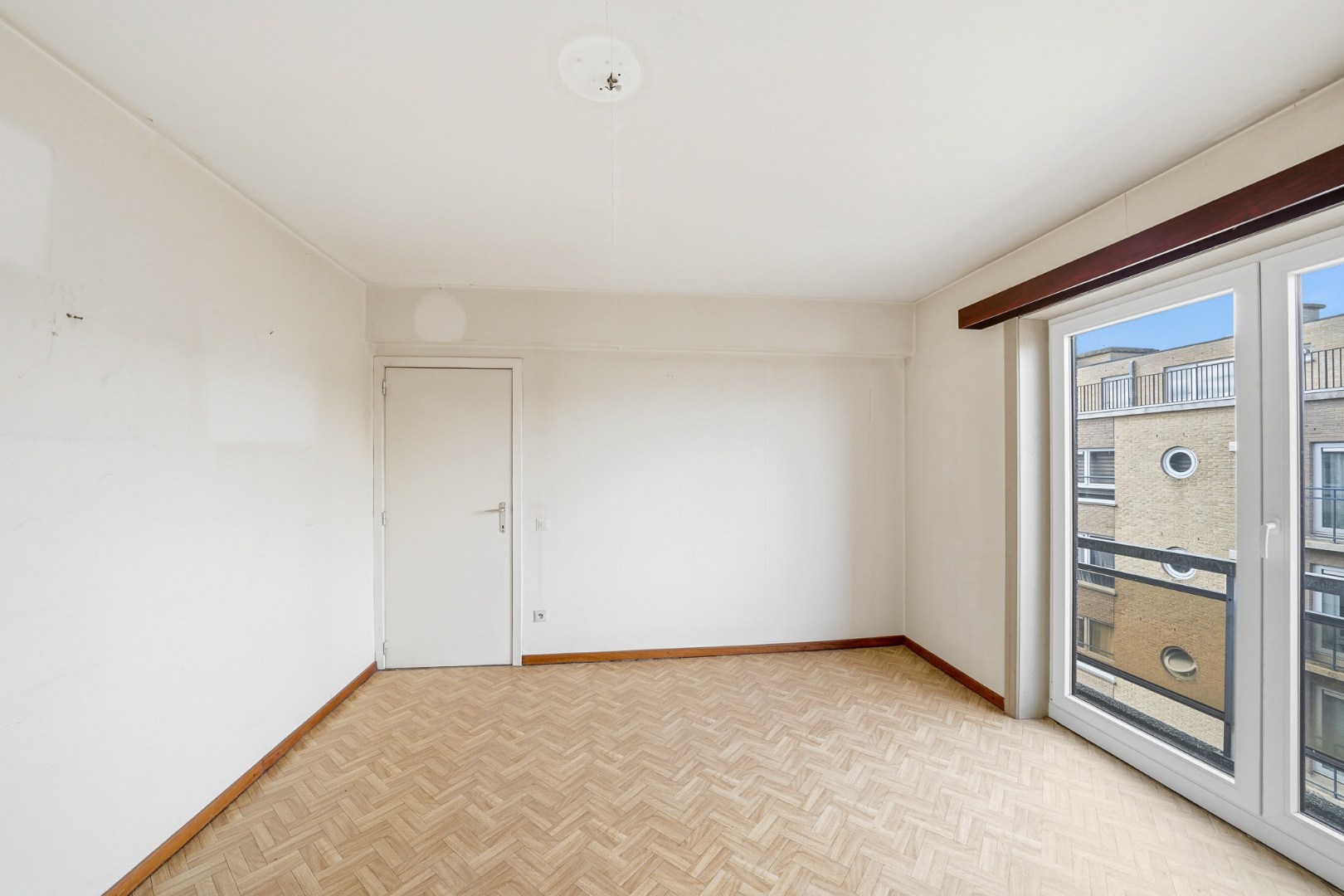 Op te frissen appartement met zicht op het Sint-Catharinaplein in Oostende 