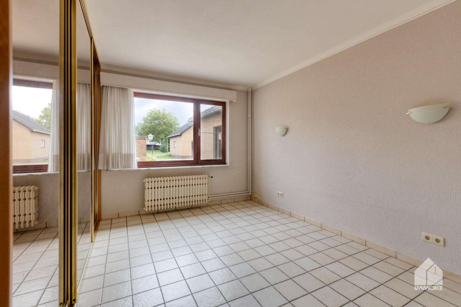 Te renoveren, gelijkvloerse woning op 13a 60ca met 2 slpk en garage. 