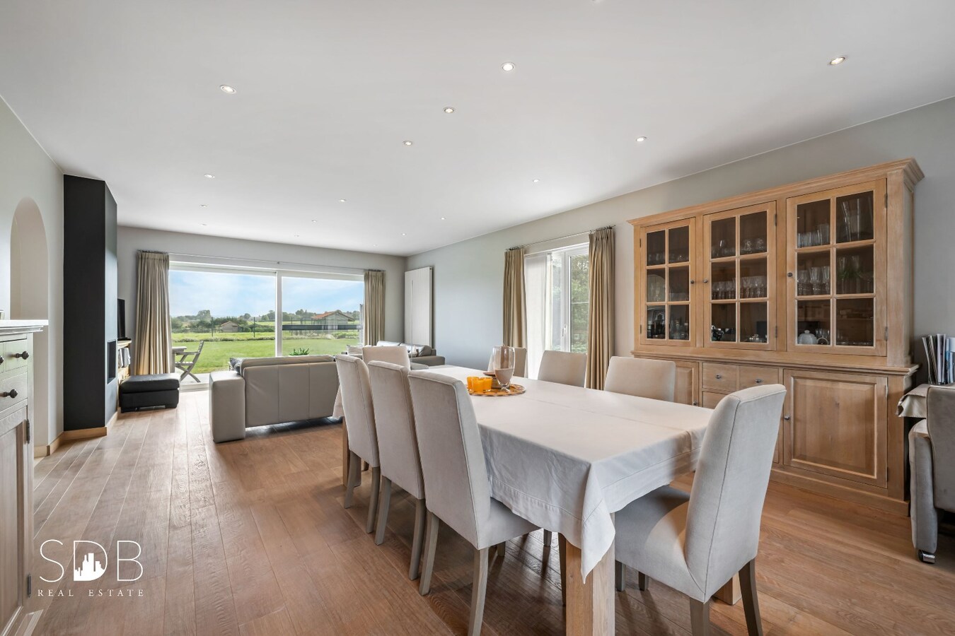 Hedendaagse gezinswoning met aanpalende graslanden en stallen op 5.030m² 