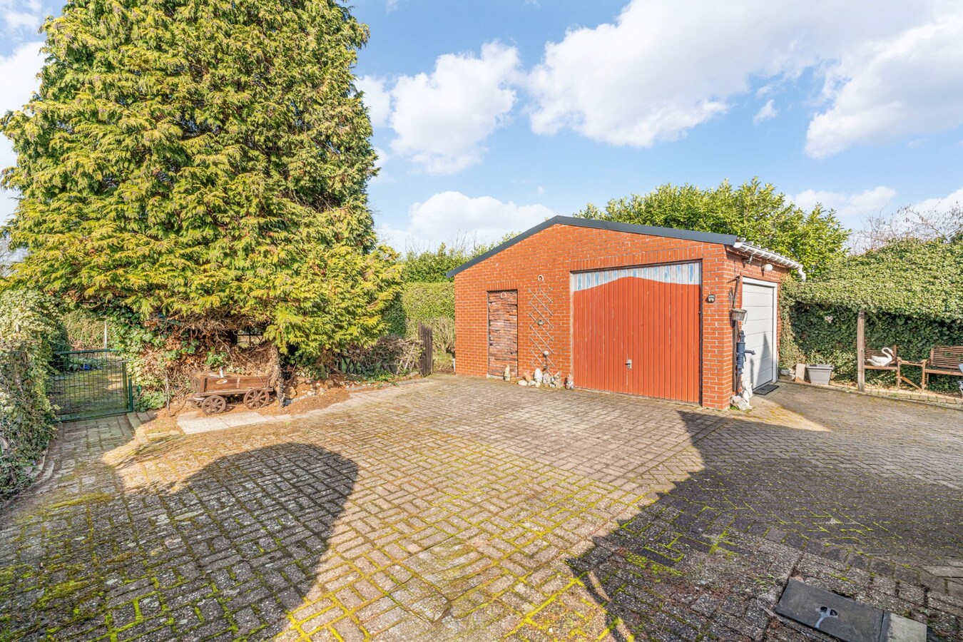 Halfvrijstaande gezinswoning met veel mogelijkheden op een perceel van 8are! 