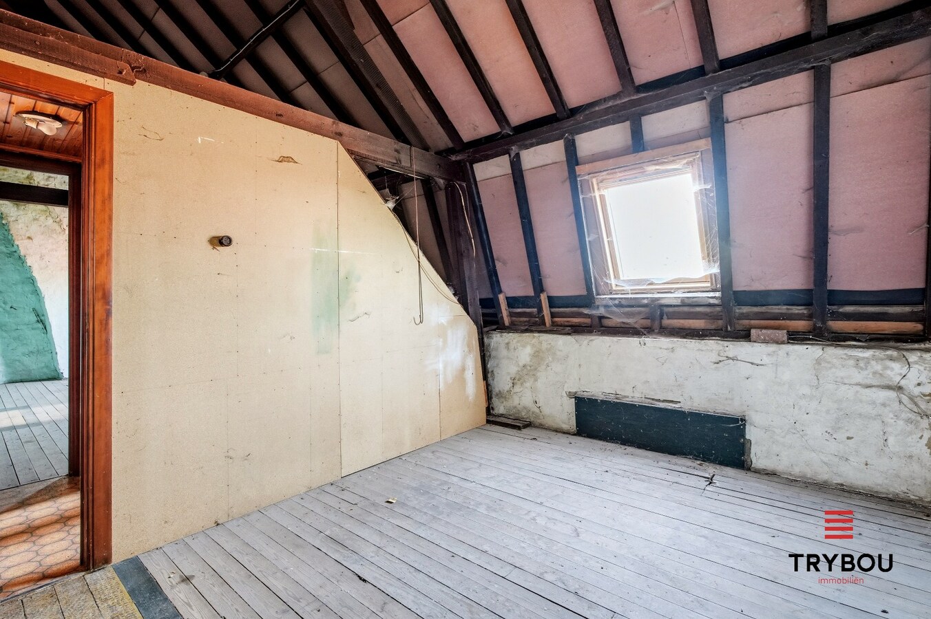 Te renoveren ruime halfopen bebouwing op een perceel van 1491m² met 7 slaapkamers! 