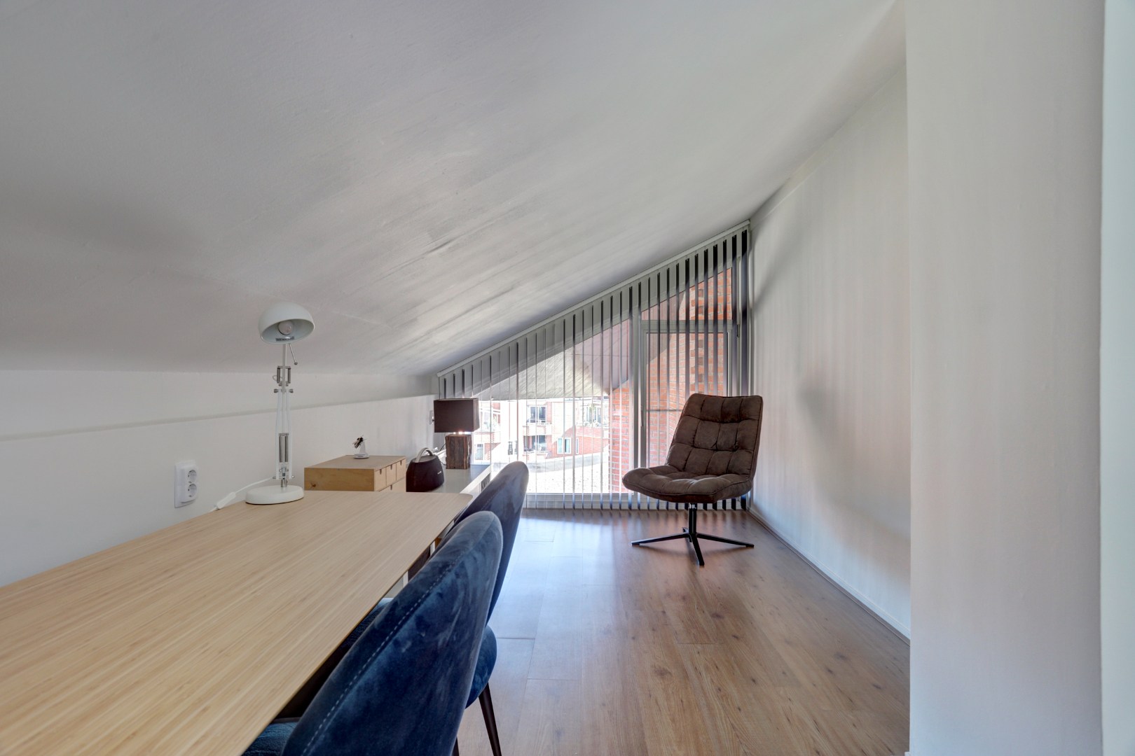 Instapklaar 3-kamer appartement op de 4e en 5e verdieping met ruim zonnig terras, eigen parkeerplaats in de parkeergarage, berging in de onderbouw en gelegen op eigen grond. 