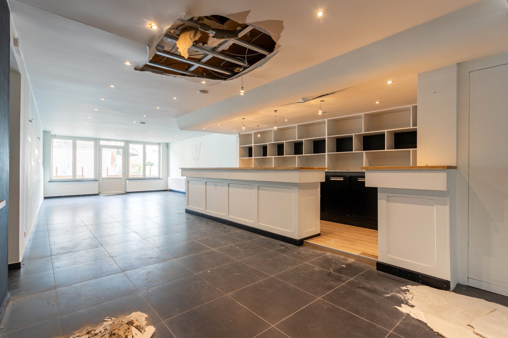 Handelsruimte met woonst op een gunstige ligging 