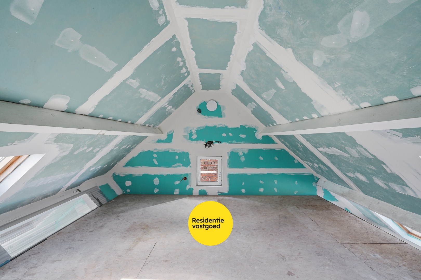 Verder af te werken woning in centrum Oudenburg 