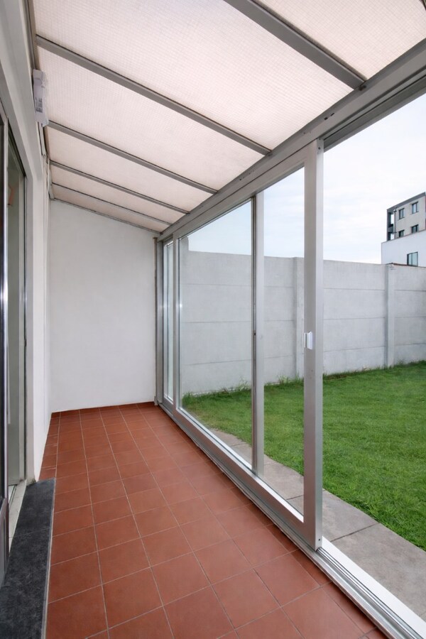 Centraal gelegen woning met drie slaapkamers, tuin én inpandige garage te koop in Sint-Niklaas! 