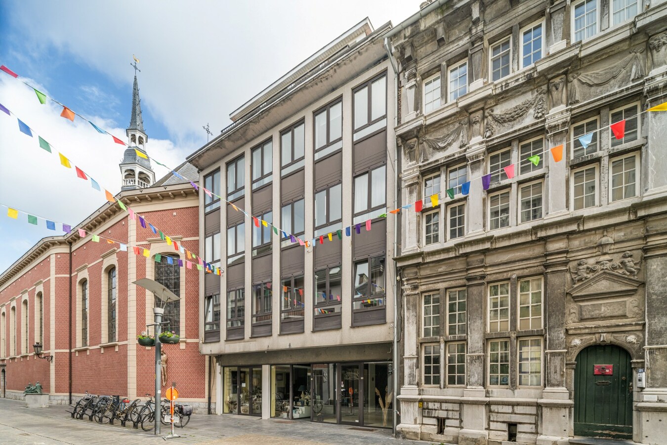 Stijlvol gerenoveerd appartement met moderne uitstraling in het centrum van Maaseik! 