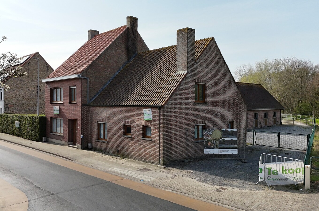 Alleenstaande woning met naastliggend stuk bouwgrond en weide te Eernegem 