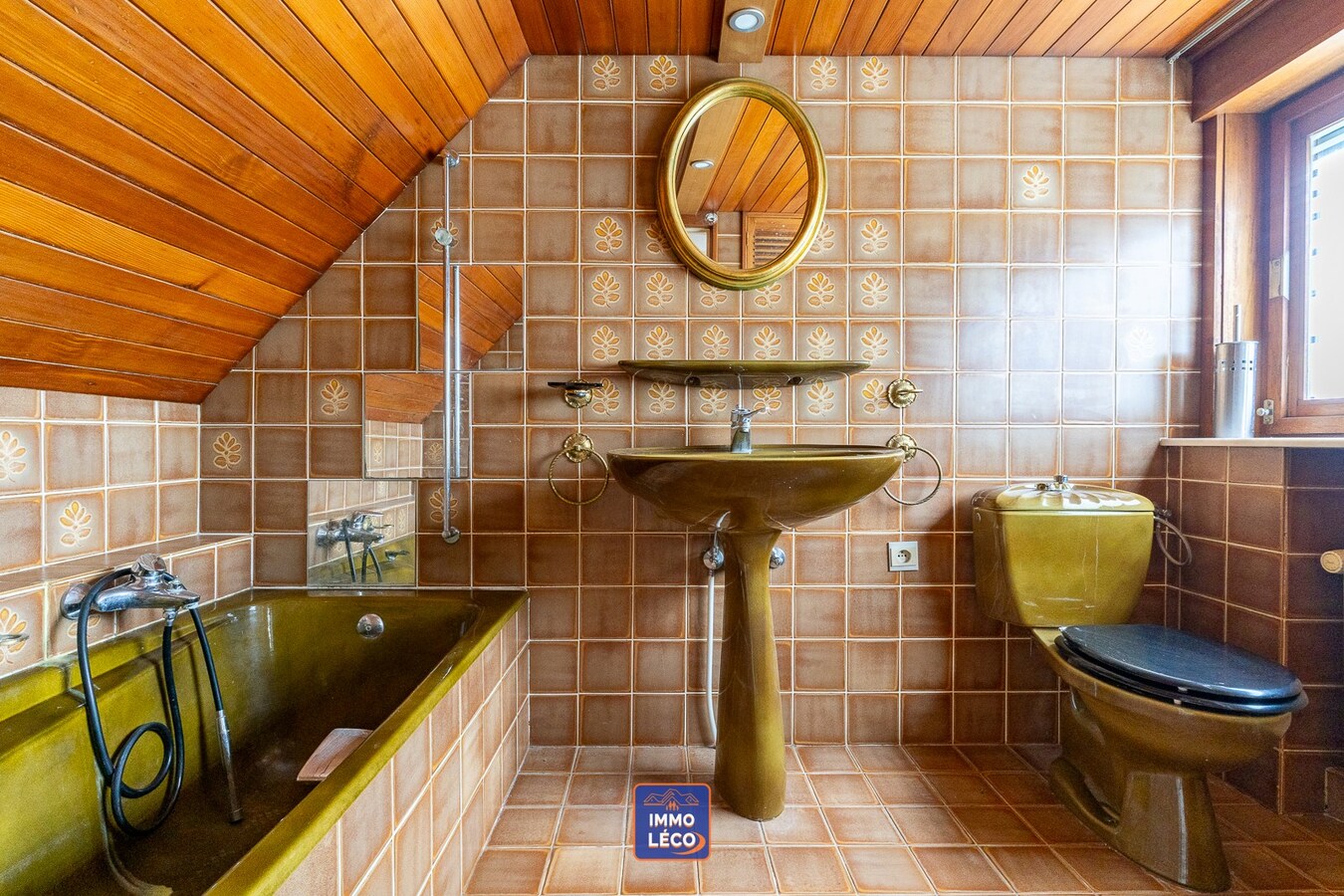 Maison à rénover offrant un excellent potentiel et de beaux volumes, avec garage. 