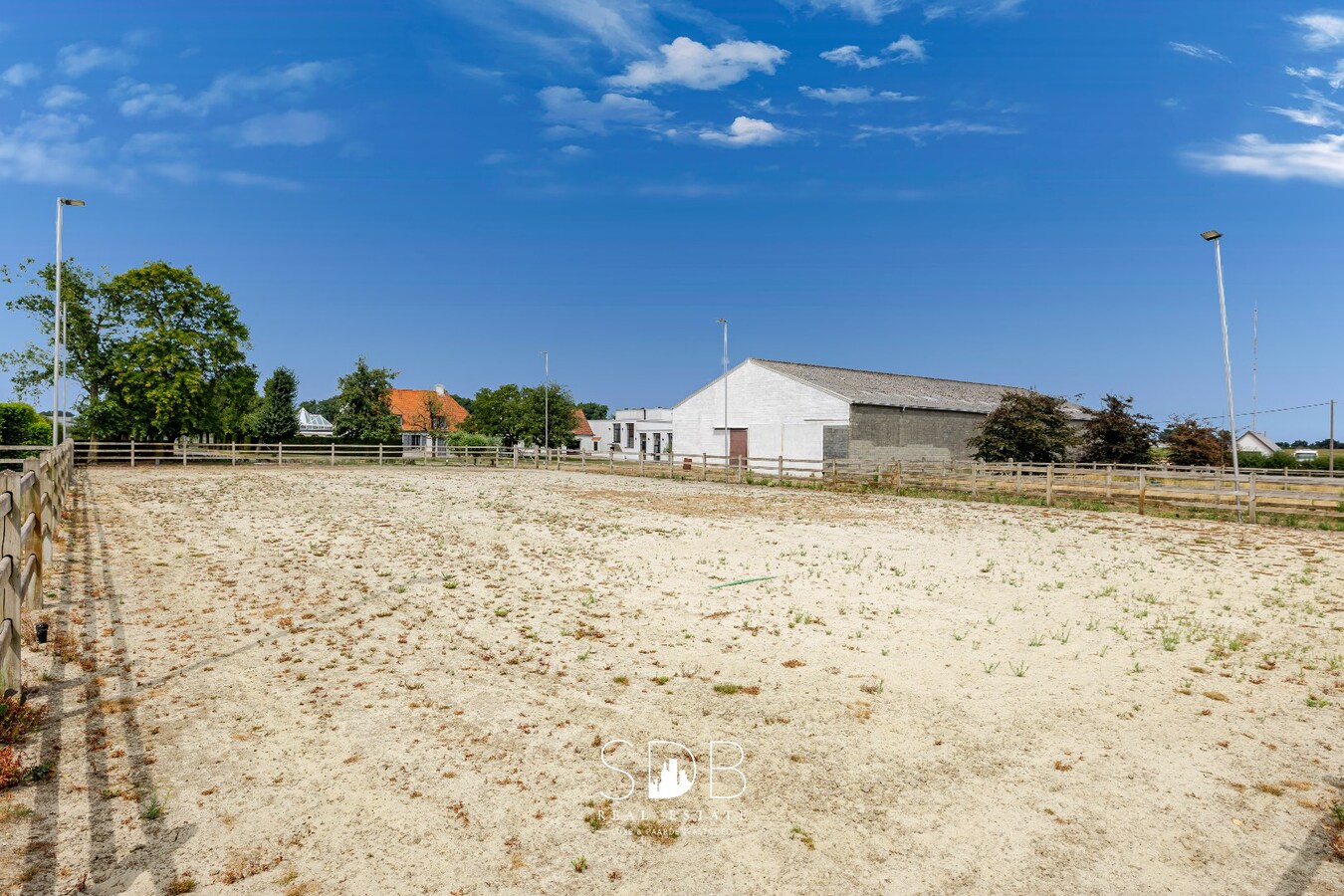 Landelijke villa met bijgebouwen en graslanden op 23.740m² 