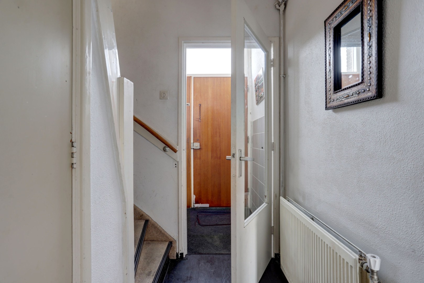 In het geliefde "Lage Land' is gelegen deze uitgebouwde 5-kamer tussenwoning met zonnige en diepe tuin en geheel gelegen op eigen grond. 