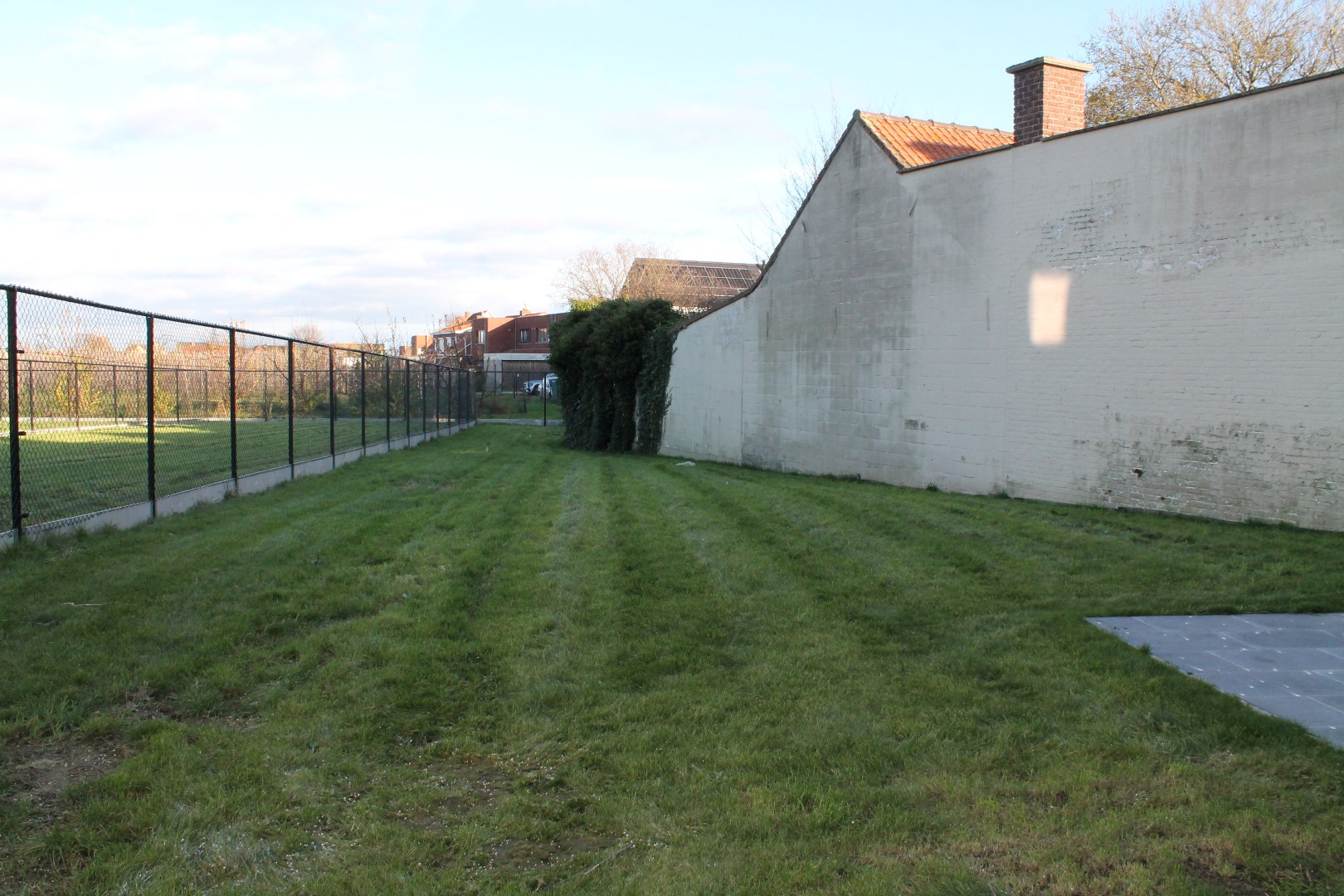 Stijlvolle en ruime nieuwbouwwoning met garage en tuin op 555 m² 