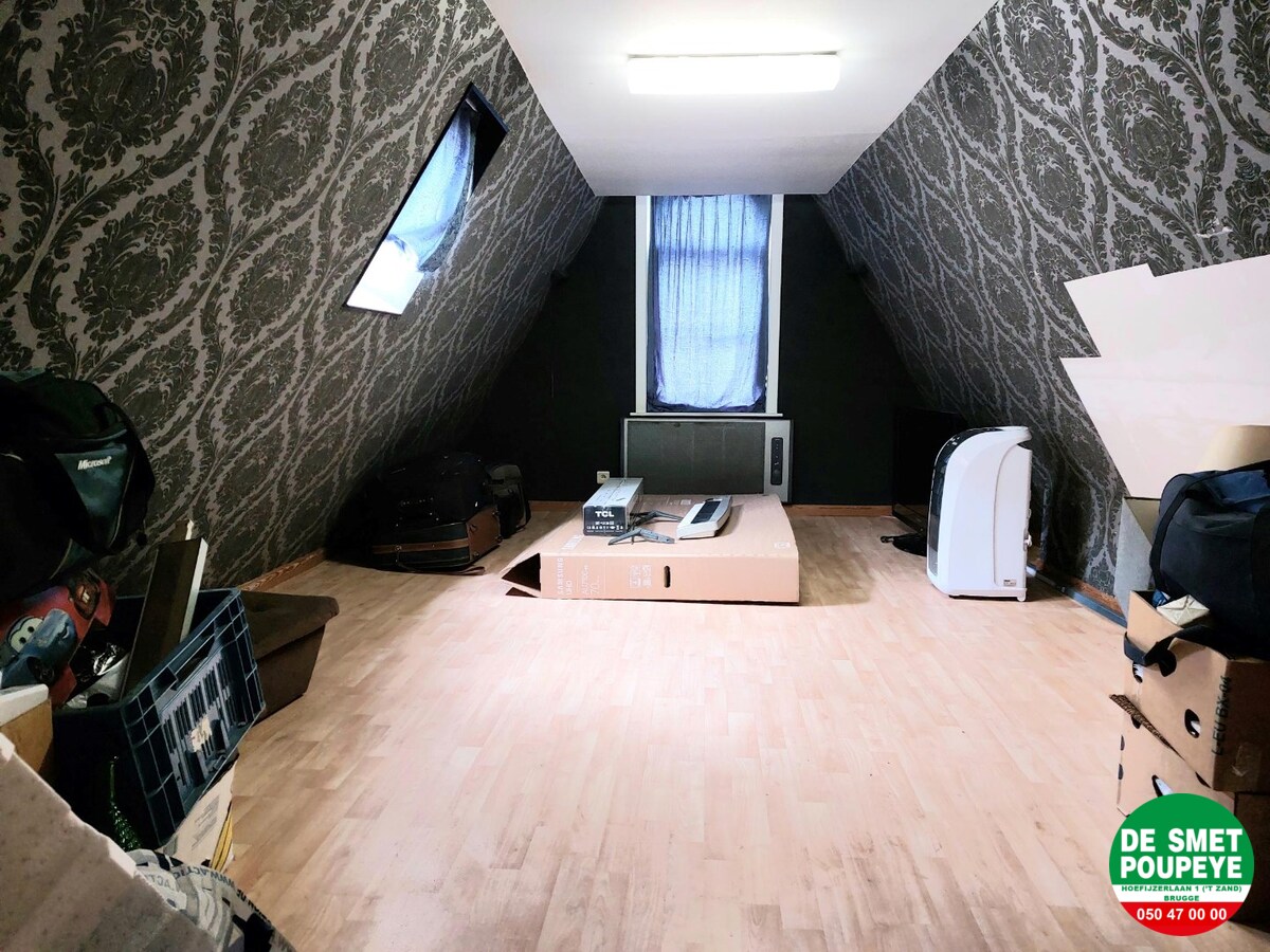 Commerciële winkelruimte met bovenliggend appartement 